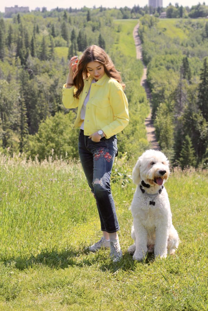 Outfit with yellow denim jacket and embroidered boyfriend jeans