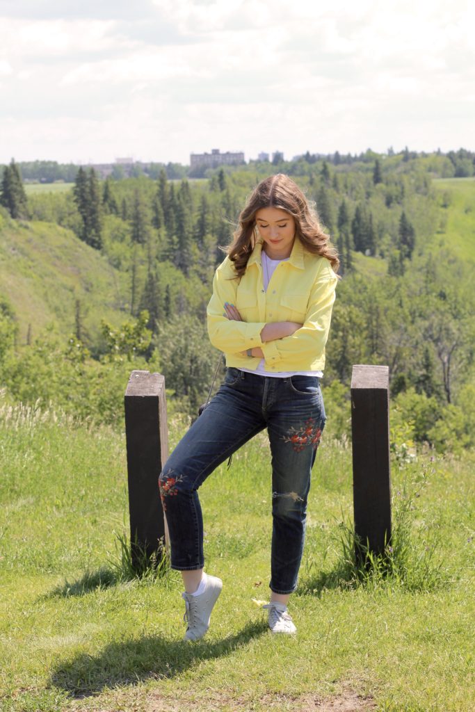 Outfit with yellow denim jacket and embroidered boyfriend jeans