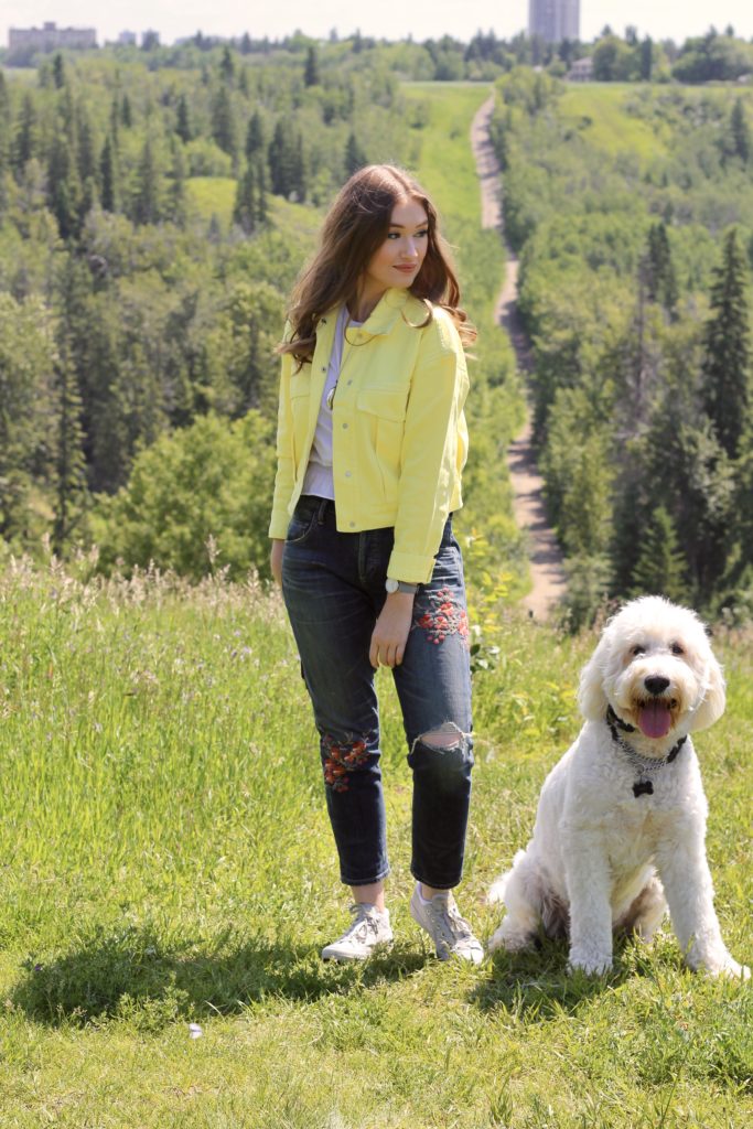 Outfit with yellow denim jacket and embroidered boyfriend jeans