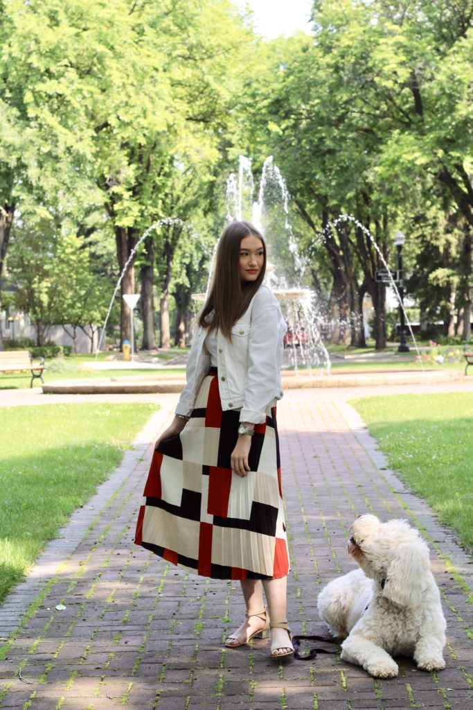 Outfit of the day with zara denim jacket and simons geometric midi skirt