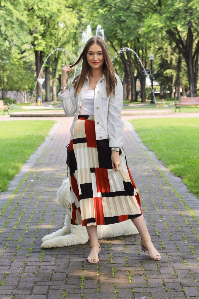 Outfit of the day with zara denim jacket and simons geometric midi skirt